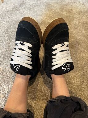 Etnies Black Suede Sneakers with White Laces and Brown Gum Sole